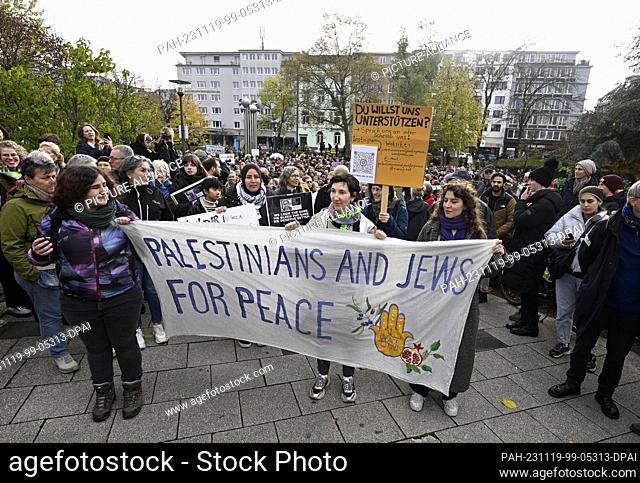 19 November 2023, Colonia;: Participants in a Jewish-Palestinian demonstration in the German city of Cologne hold a banner with the slogan ""Palestinians and...