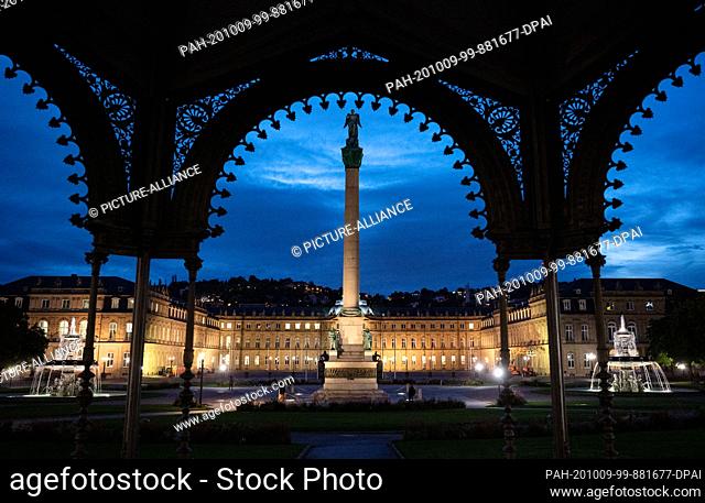 09 October 2020, Baden-Wuerttemberg, Stuttgart: The New Palace and the Jubilee Column can be seen through an arch of the Music Pavilion on the Palace Square