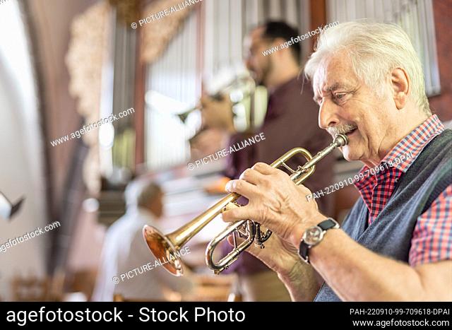 10 September 2022, Brandenburg, Cottbus: Trumpet virtuoso Ludwig Güttler rehearses for his performance in Cottbus' Klosterkirche