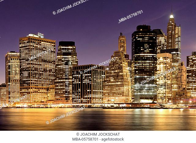 View from Brooklyn Bridge Park on the skyline of Manhattan, New York City, Manhattan, USA