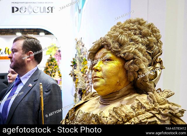 RUSSIA, MOSCOW - 15 de diciembre de 2023: Una actriz realiza el Día de la Crimea como parte de la exposición internacional de Rusia Expo y foro en el Centro de...