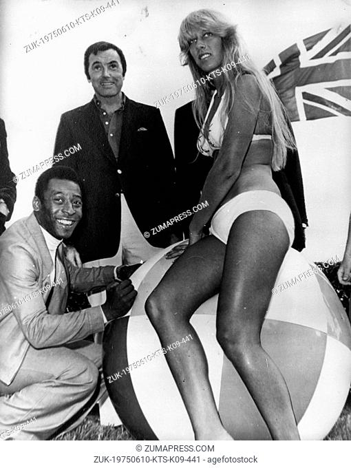 June 10, 1975 - Hamilton, Bermuda - Brazilian Footballer PELE with the vice-president of Warner Communications JAY EMMETT and tourist ANN SNIDER