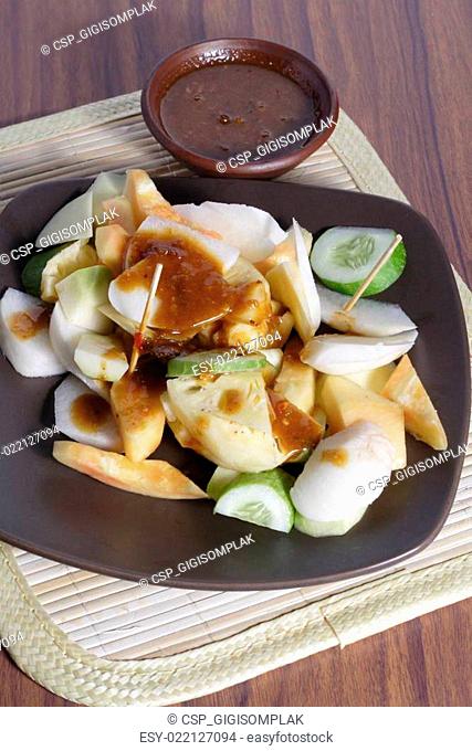 Rujak, Traditional fruit salad dish