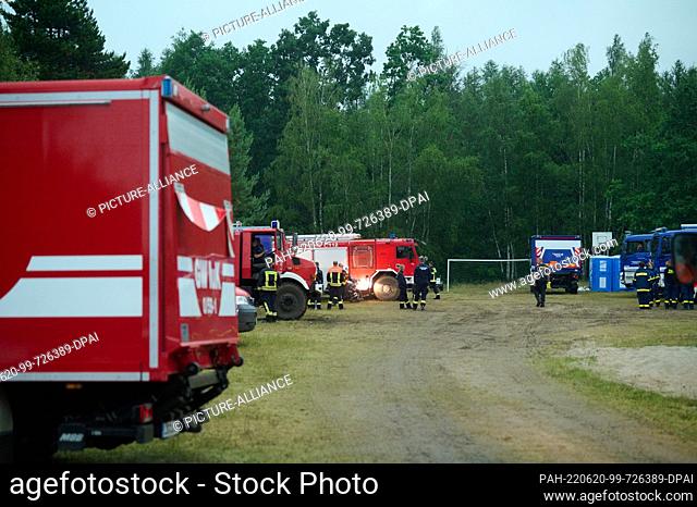 20 June 2022, Brandenburg, Treuenbrietzen: A staging area for the fire department, THW and police was set up at a playground and football field near...