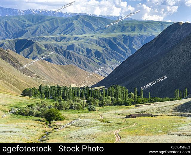 Landschaft bei Toktogul am Tien Shan Highway, der Bischkek mit Osh verbindet und der durch das Gebirge Tien Shan oder Himmelsgebirge fuehrt