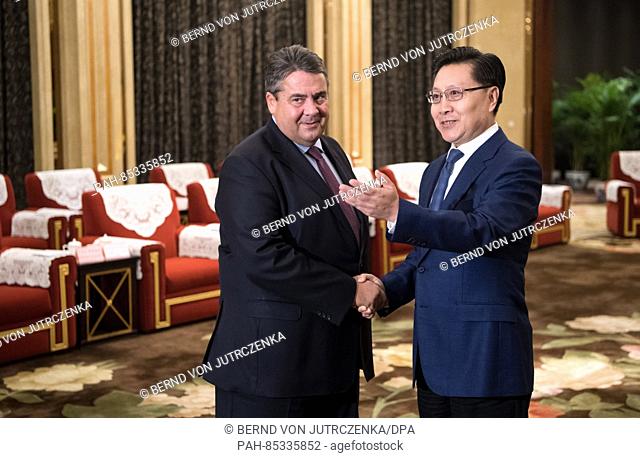 German Minister of Economic Affairs Sigmar Gabriel and Yin Li, the governer of the province Sichuan meet each other in Chengdu, China, 2 November 2016