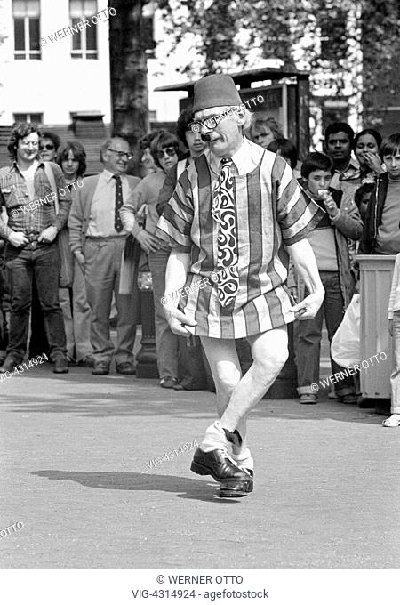 GROSSBRITANNIEN, LONDON, 02.06.1979, Seventies, black and white photo, humour, people, visitors on a sqare have fun with a costumed comedian