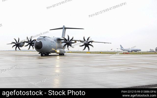 15 December 2023, Lower Saxony, Wunstorf: An Airbus A400M (l) and A330 MRTT (r) transport aircraft of the German Air Force with soldiers from Mali land at...