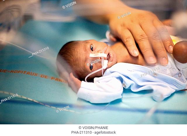 Premature newborn baby placed under respiratory assistance. Neonatalogy department, Robert Debré hospital, Paris, France