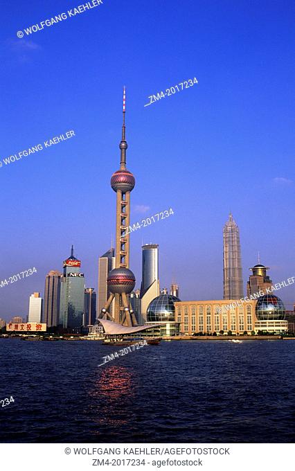 CHINA, SHANGHAI, VIEW OF HUANGPU RIVER AND ORIENTAL PEARL TELEVISION TOWER