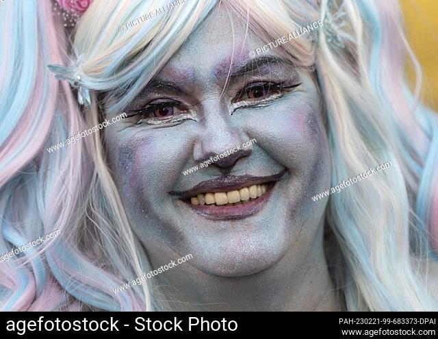 21 February 2023, Hesse, Frankfurt/Main: A woman wearing makeup during the traditional carnival parade ""Klaa Paris"" in the Frankfurt district of Heddernheim