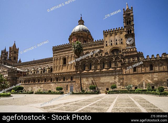 Southern side of the Palermo Cathedral facing the cathedral square garden. Victor Emmanuel Street (Via Vittorio Emanuele), Palermo, Sicily, Italy, Europe