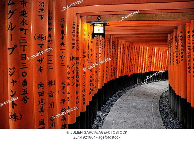 Thousands of vermilion torii gates, Fushimi Inari sanctuary. Japan, Honshu, Kinki, Kyoto, Fushimi Inari Taisha. (/Julien Garcia)