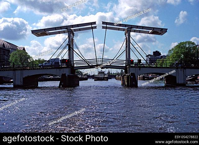 Hebebrücke über Amsterdamer-Kanal/Niederlande (analog) - Lift bridge over a canal in Amsterdam/Netherlands (analogue)