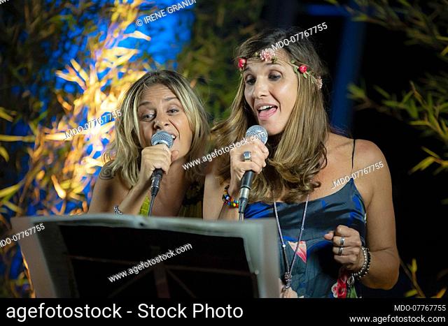 The duet of the singers Irene Grandi and Simona Bencini (voice of the symbolic band of the Italian funky Dirotta su Cuba) in the first appointment of the...