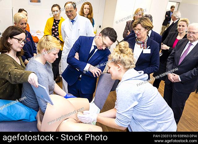 13 March 2023, Lower Saxony, Hanover: Falko Mohrs (SPD, M), Minister for Science and Culture in Lower Saxony, talks to lecturers and students simulating a birth...