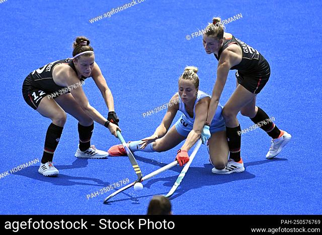 from left: Charlotte STAPENHORST (GER), Julieta JANKUNAS (ARG), Hanna Carina GRANITZKI (GER), action, duels. Germany (GER) - Argentina (ARG) 0-3, quarter finals