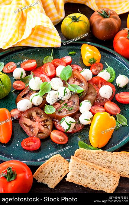 Frischer Tomatensalat mit Mozzarella und Basilikum