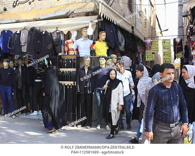 Iran - market scene in the center of Shiraz, Fars province, not far from the Vakil Bazaar and the Shah Cherih Shrine (Shah-e-Cheragh Shrine