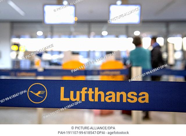 07 November 2019, Lower Saxony, Hanover: Passengers approach the Lufthansa counter at the airport. Lufthansa has one at midnight