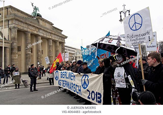 GERMANY , BERLIN, Easter march go between the Brandenburg Gate and the Reichstag - Berlin, Berlin, GERMANY, 30/03/2013
