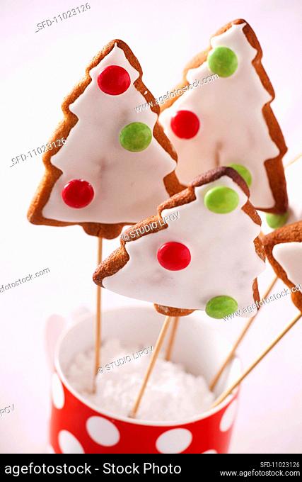 Gingerbread Christmas trees with chocolate buttons