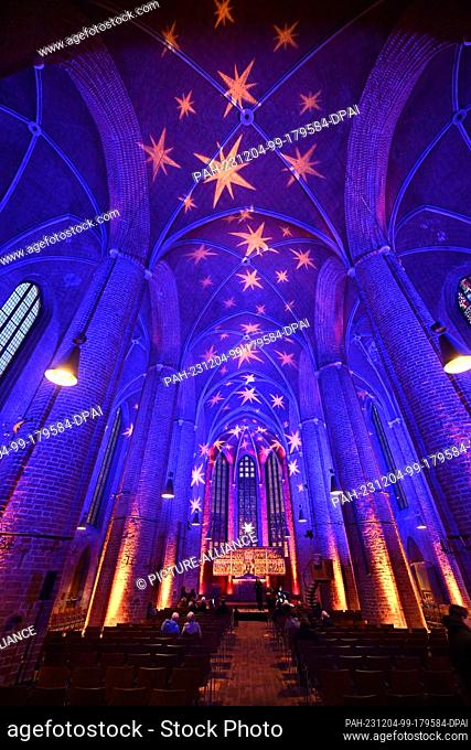 04 December 2023, Lower Saxony, Hanover: The interior of the Marktkirche is festively illuminated. During Advent, the parish once again invites you to the...