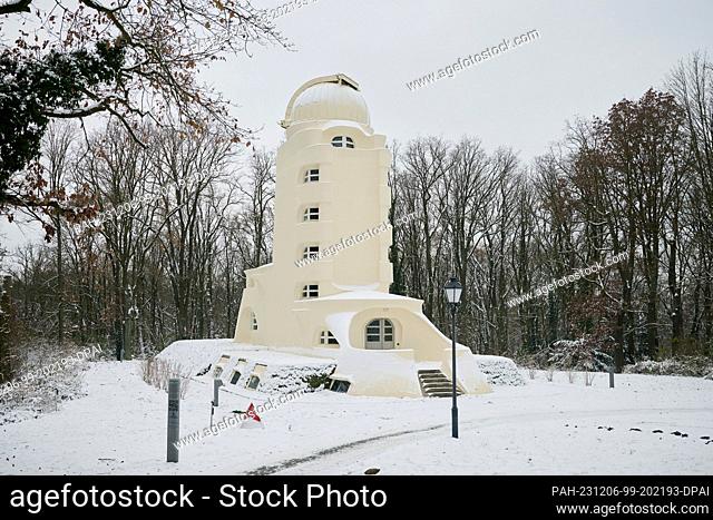 04 December 2023, Brandenburg, Potsdam: The Einstein Tower in the Science Park on Telegrafenberg in Potsdam is covered in snow