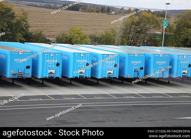 26 October 2021, Thuringia, Gera: Amazon goods containers stand on the site of the logistics center. The Amazon logistics center started its work on 30 August...