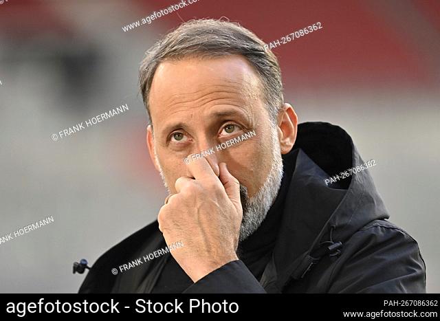 Pellegrino Matarazzo (coach VFB Stuttgart), skeptical, serious, disappointment, frustrated, disappointed, frustratedriert, dejected, single image