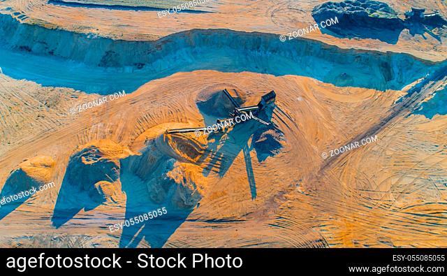 Kiesabbau in einer Kiesgrube bei einem Drohnenflug Gravel quarrying in a gravel pit during a drone flight