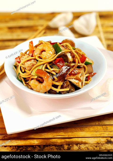 Fried noodles with shrimps and mushrooms