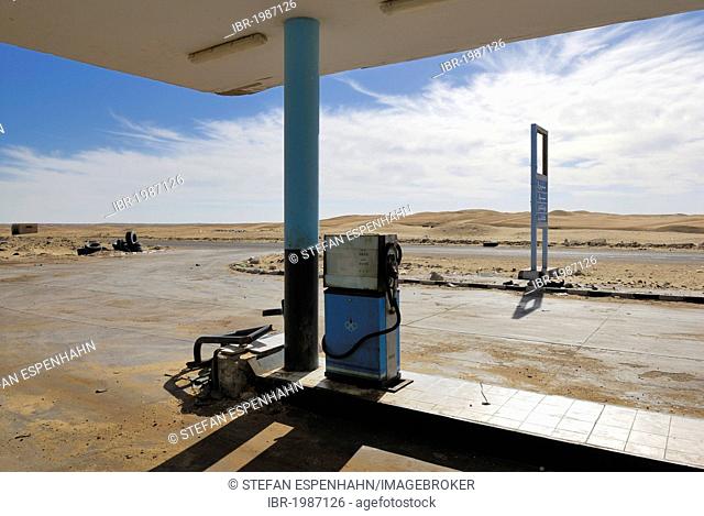 Gas pump, gas station between Al Fayoum Oasis and Bahariya Oasis, Western Desert, Egypt, Africa