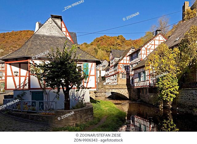 Historischer Ortskern mit Fachwerkhaeusern am Elzbach, Monreal, Eifel, Rheinland-Pfalz, Deutschland, Europa