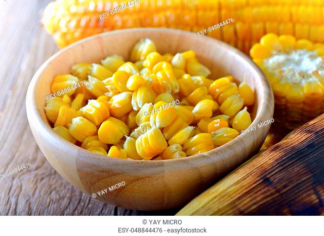 Roasted corn in wood bowl
