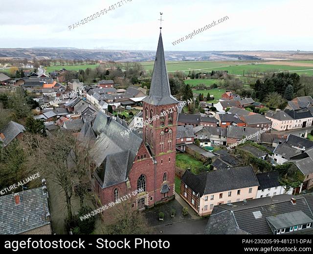 05 February 2023, North Rhine-Westphalia, Erkelenz: The church of Keyenberg stands barely 500m from the RWE lignite open pit Garzweiler (photo taken with a...