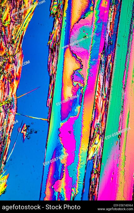 Harnstoffkristalle im polarisierten Licht unter dem Mikroskop