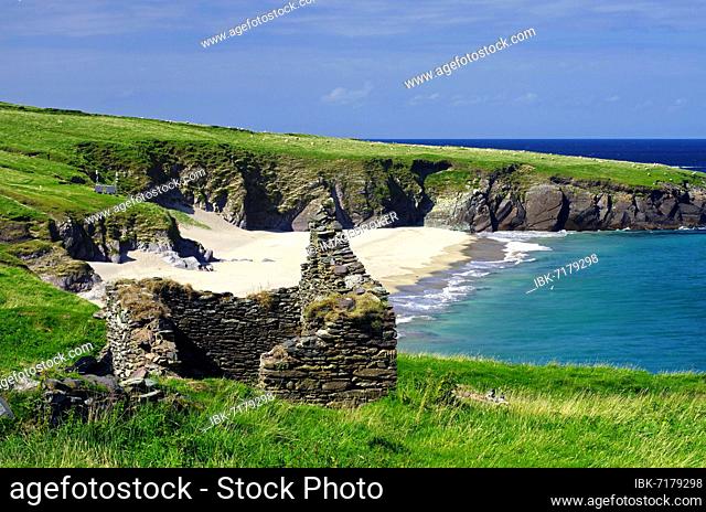 Ruined house, green meadows, long sandy beach, Blasket Islands, Dunmore Head, Ireland, Europe