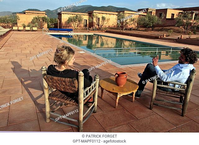 JEAN-MARTIN HERBECQ, FOUNDER AND DIRECTOR OF TERRES D'AMANAR, WITH A FRIEND BY THE POOL, ECO-LODGES IN THE TERRES D'AMANAR NATURE PARK, TAHANAOUTE, AL HAOUZ