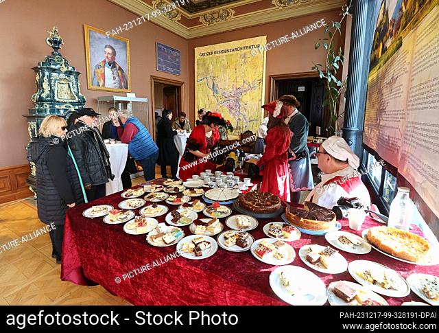 17 December 2023, Thuringia, Greiz: Members of the Association for the Promotion of the Museums of the Palace and Residence City of Greiz present themselves in...