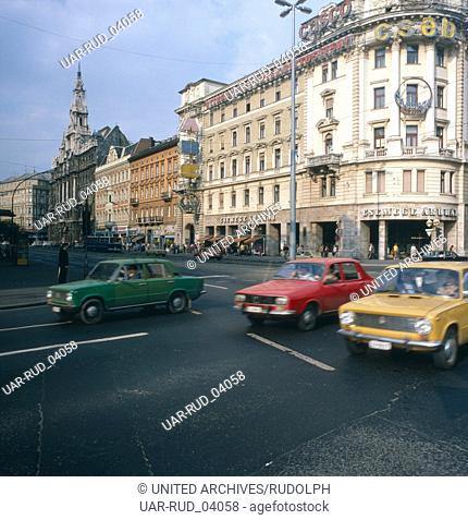 Eine Straßenszene in Budapest, Ungarn 1984. A street scene in Budapest, Hungary 1984