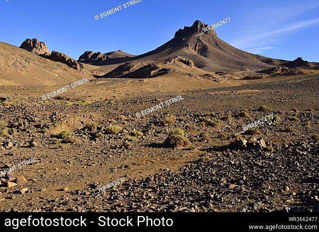 Algeria, Diatreme or volcanic pipe at Atakor, Ahaggar Mountains in background