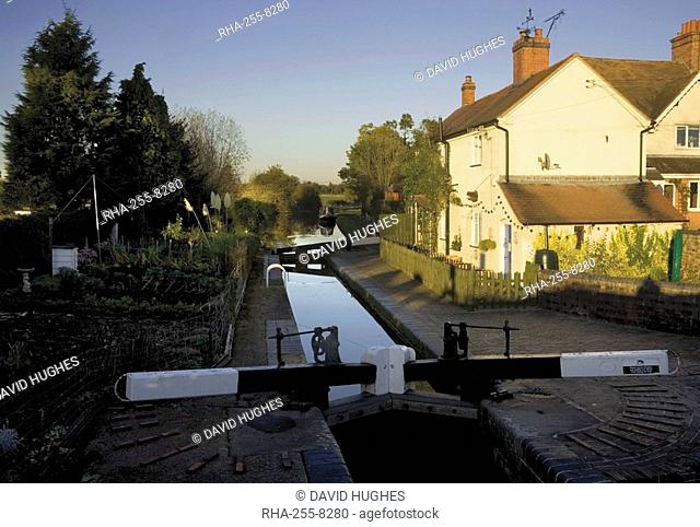 Lock keepers canalside cottage, Worcester and Birmingham canal, Astwood locks, Hanbury, Worcestershire, Midlands, England, United Kingdom, Europe