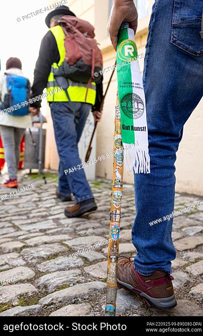 25 September 2022, Thuringia, Weimar: Hikers start at the market at the beginning of the 30th Thuringian Hiking Day. The Thuringian Hiking Association offers 15...