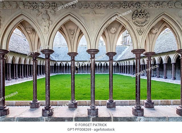 12TH CENTURY CLOISTER WITH ITS NARROW COLUMNS IN QUINCUNX CONNECTED BY ARCHES IN CAEN STONE SCULPTED WITH BAS-RELIEFS, ABBEY OF MONT-SAINT-MICHEL (50), FRANCE
