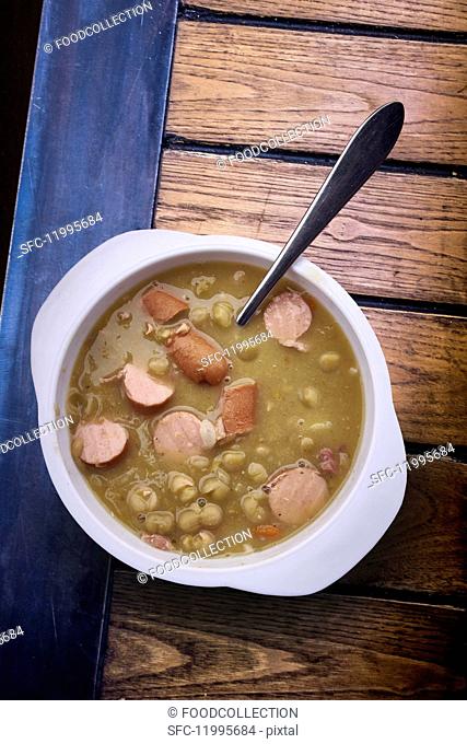 Pea soup with Bockwurst sausage