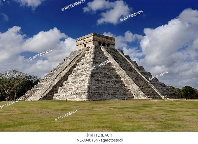 Temple of Kukulcan El Castillo at the Maya ruin site of Chichen Itza, Yucatan, Mexico