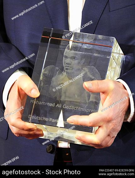 06 April 2022, Brandenburg, Potsdam: Former entertainer Frank Elstner holds the Muhammad Ali Memorial Award presented to him