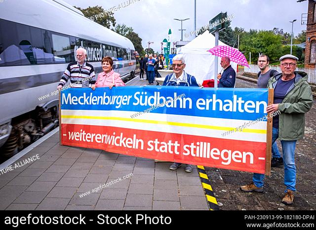 13 September 2023, Mecklenburg-Western Pomerania, Karow: Members of the ""Südbahn"" association stand at the entrance of Deutsche Bahn's ""advanced TrainLab""...