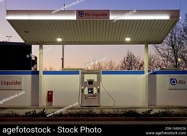 Wasserstoff Tankstelle, eine der heute 91 H2-Tankstellen in Deutschland, Duesseldorf, Nordrhein-Westfalen, Deutschland, Europa